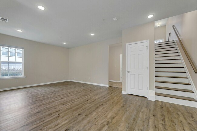 Building Photo - 704 Cottonwood Ct