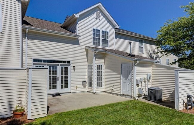 Building Photo - Very nice townhome with primary bedroom on...