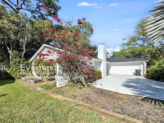 Building Photo - 3-Bedroom/2-Bath Home with Fenced Yard & Private Pool/ Available Soon!