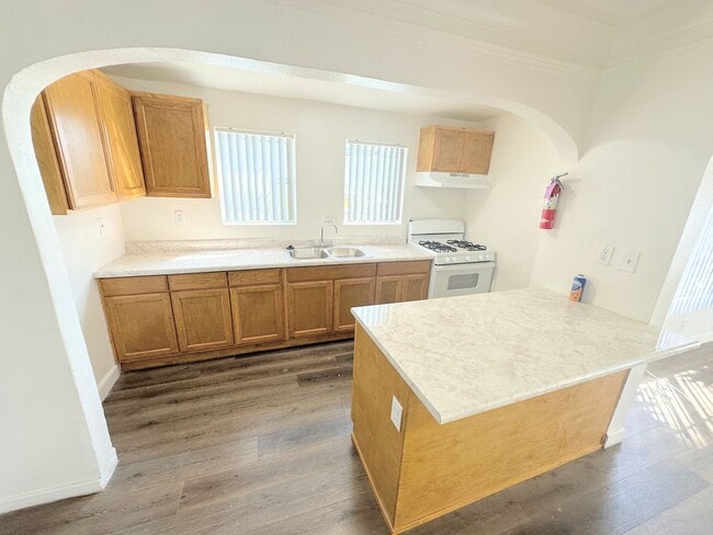 Building Photo - *SECTION 8 ONLY* Cute 2bd/1ba duplex with parking and all the appliances!