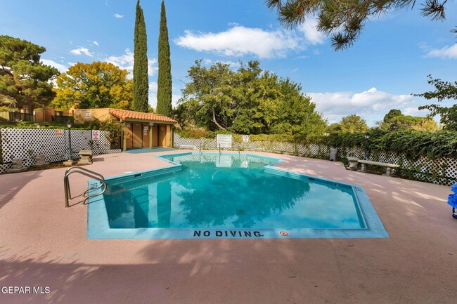 Building Photo - 1644 Lomaland Dr