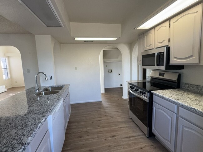Building Photo - Great two story, 3 bedroom, 2.5 bath home