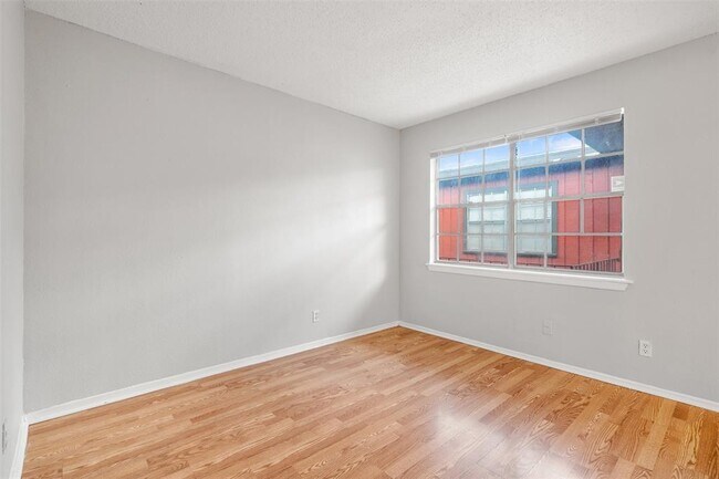 Building Photo - 307 E 31st St