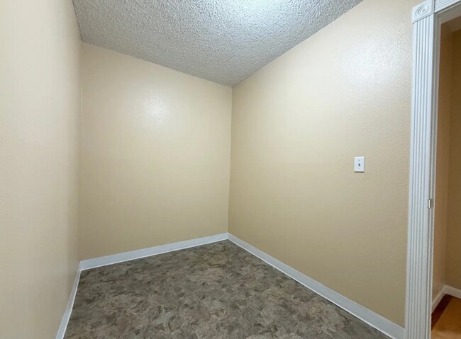 Building Photo - 6590 Delmonico Dr