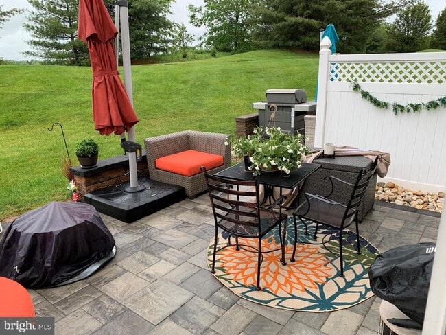 Building Photo - 202 Oaktree Ct