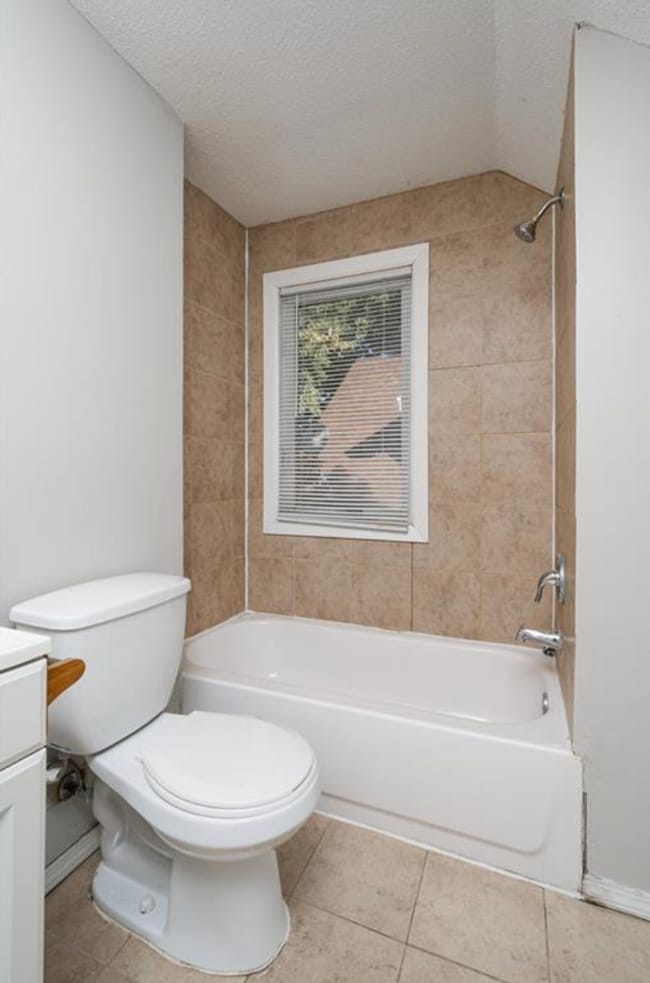Building Photo - Perfect 4 bedroom count Home in Minneapolis