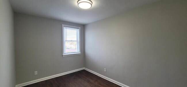 Building Photo - 4933 Edgemere Ave