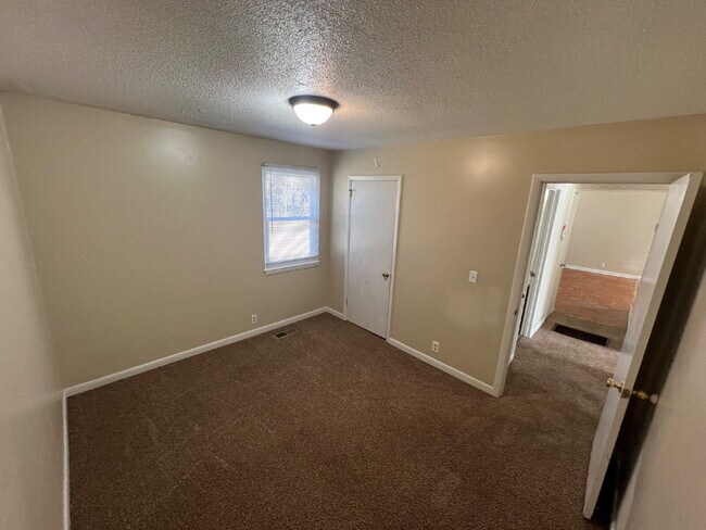 Building Photo - 621 Dover Rd