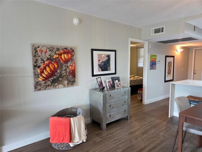 Building Photo - 9410 Poinciana Pl