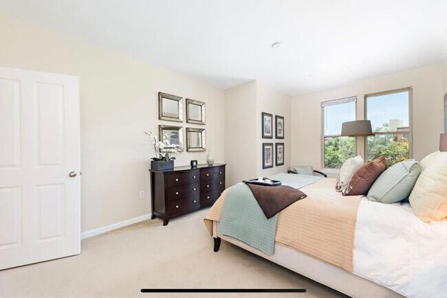 Building Photo - 903 Providence Pl