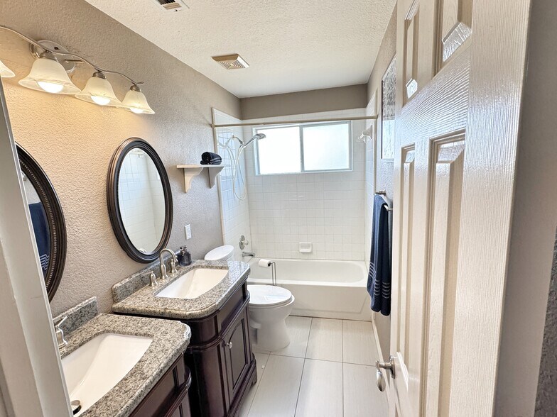 Building Photo - 4817 Carolwood Dr