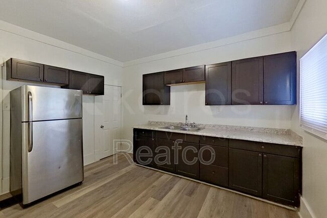 Building Photo - 966 Oakwood Ave