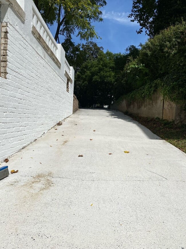 Building Photo - 2209 Rivermont Ave