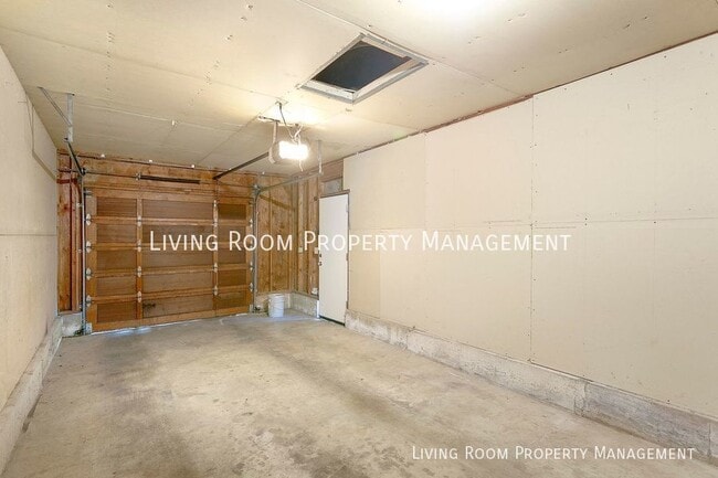 Building Photo - Mid-Centruy Single Level Townhouse - New U...