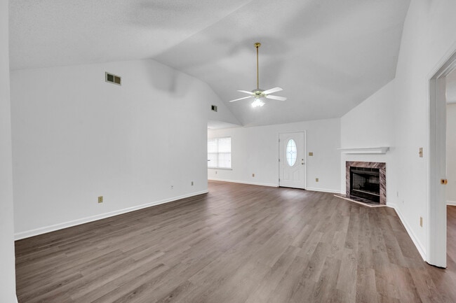 Building Photo - 6745 Lakes Edge Ln