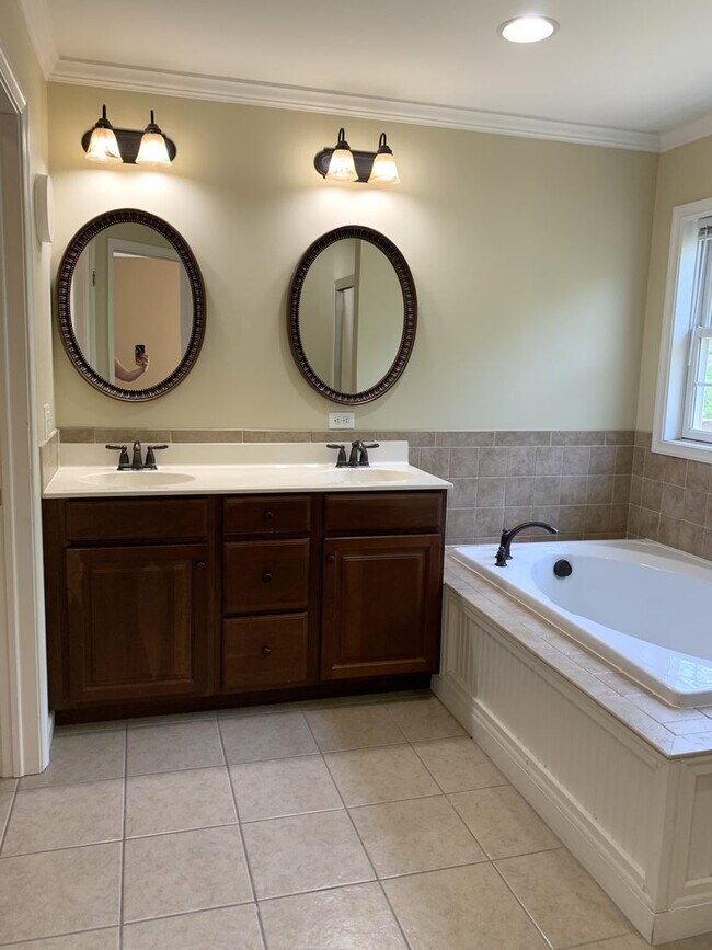 Building Photo - BEAUTIFUL 3 BED/2.5 BATH TOWNHOUSE!!
