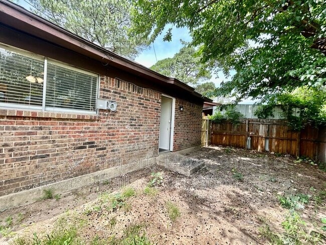 Building Photo - 409 Cousins Ln