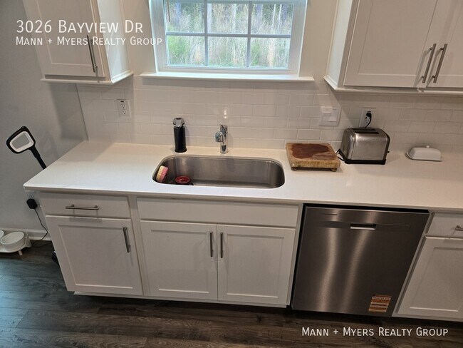 Building Photo - 3026 Bayview Dr