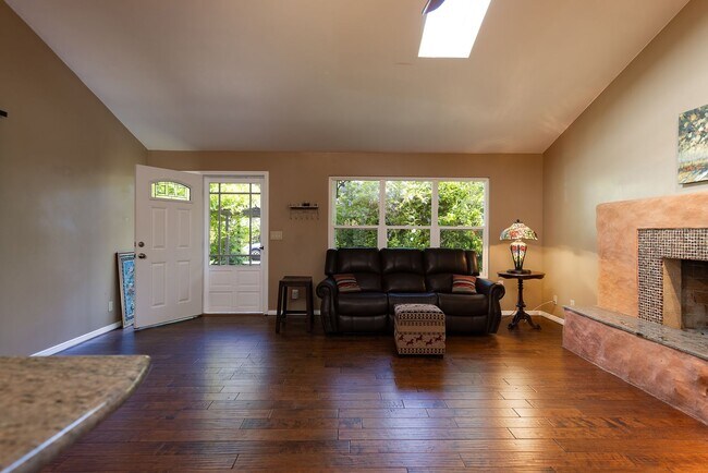 Building Photo - Cozy 2 Bedroom Cottage with Lush Gardens