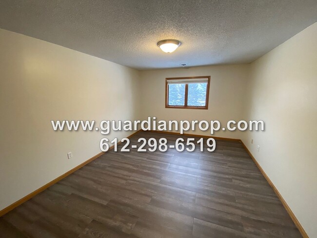 Building Photo - Top Floor Condo Available May 1st, Open Fl...