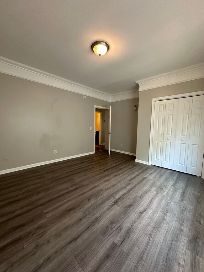 Building Photo - Large 4 bedroom home near Campus- Pre Lease for August 1st 2026