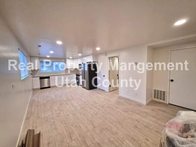 Building Photo - 1146 W 100 N