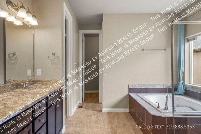 Building Photo - 7215 Rim Bluff Ln