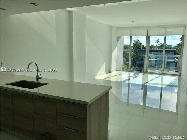 Building Photo - 9940 W Bay Harbor Dr