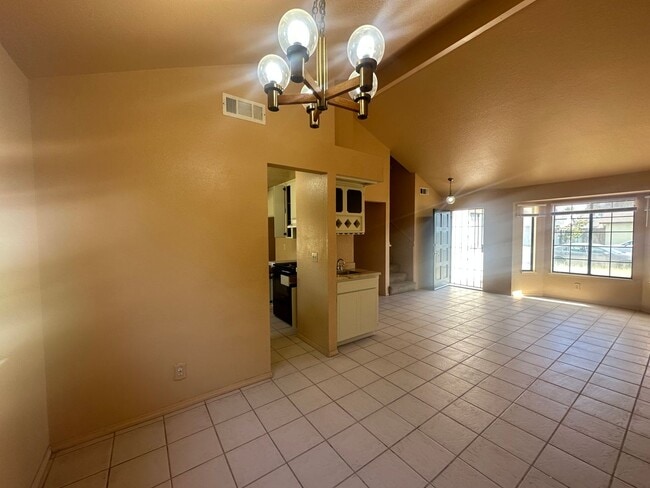 Building Photo - 560 Clover Dr