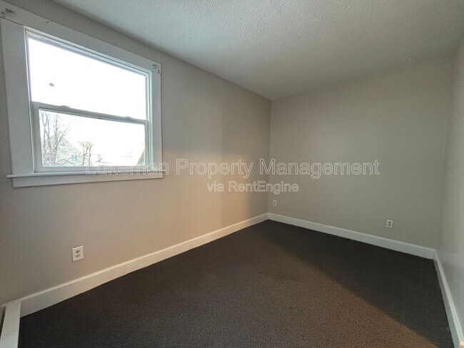 Building Photo - 518 S Rose St