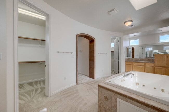 Building Photo - Beautiful 4Bd, 4Bth home in Guard Gated Community near Tivoli Village.