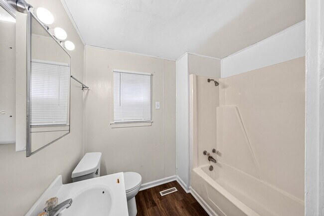Building Photo - 1225 Miami St