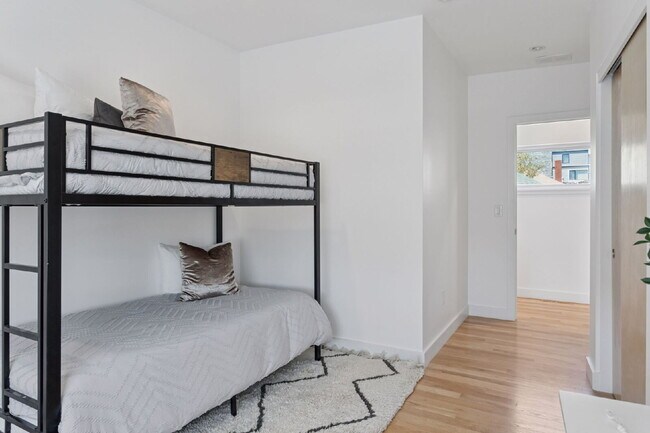 Building Photo - Spacious 5-Bed / 4-Bath home in LoHi for rent
