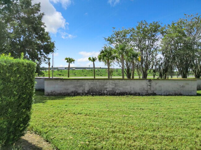 Building Photo - Vineland Road, Orlando, FL 32811 - 2 BR 2.5 BA townhouse