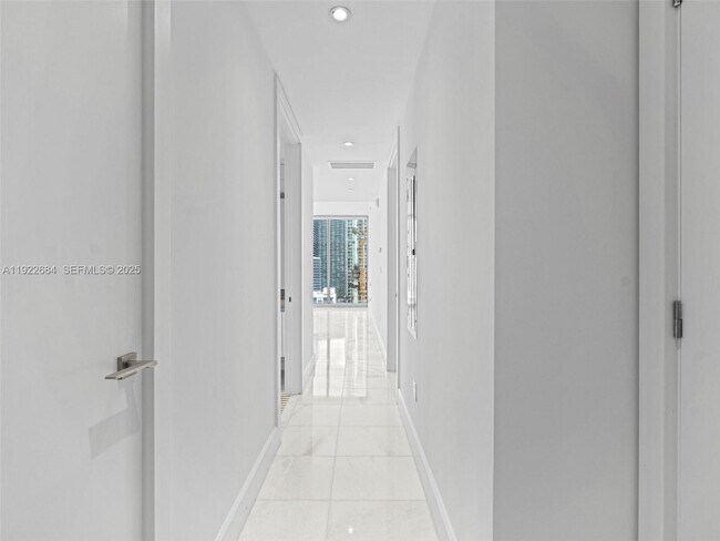 Building Photo - 700 NE 26th Terrace