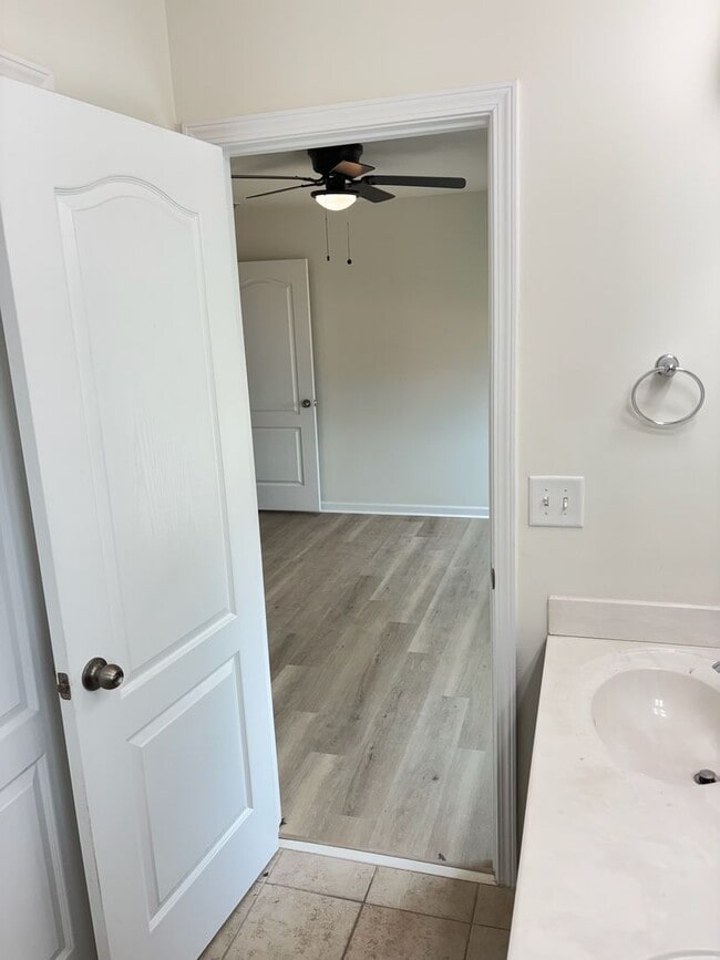 Building Photo - Renovated 3Bd, 2.5Ba End Unit Lake Norman Townhome with Fenced-in Yard and 1 Car Garage Coming Soon