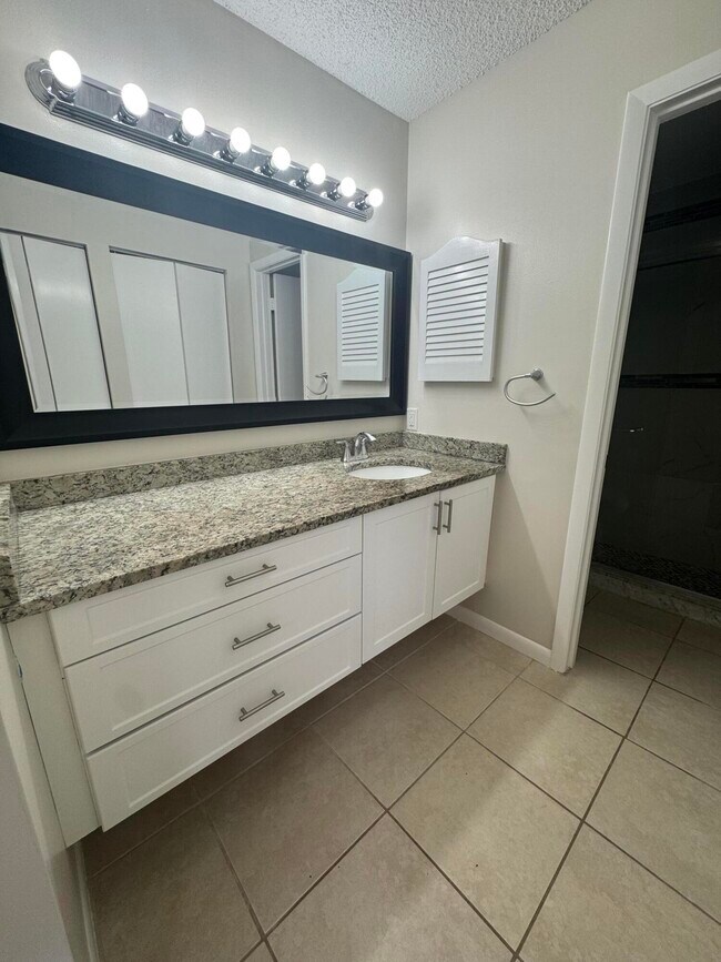 Building Photo - 2505 Lakeview Cir