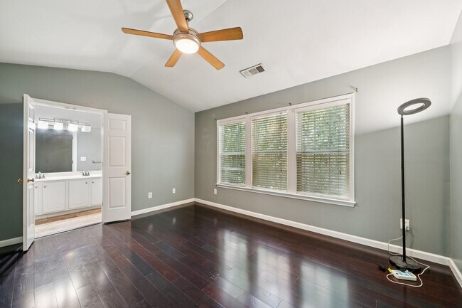 Building Photo - 3 Bedroom Townhome in the Heart of Dulth
