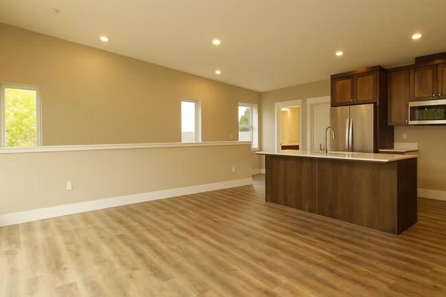 Building Photo - Your Bend Retreat: Spacious End Unit Townhouse with Pilot Butte Views