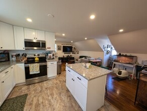 Building Photo - Beautiful and Spacious 1 Bed 1 Bath Apartment Above Garage