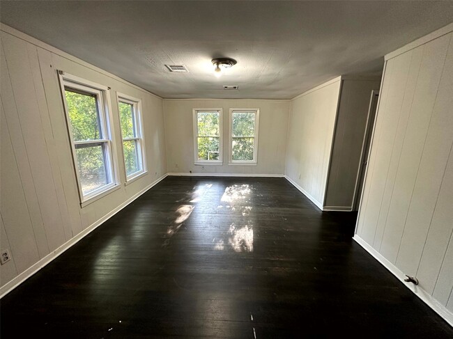 Building Photo - 1308 N San Jacinto St