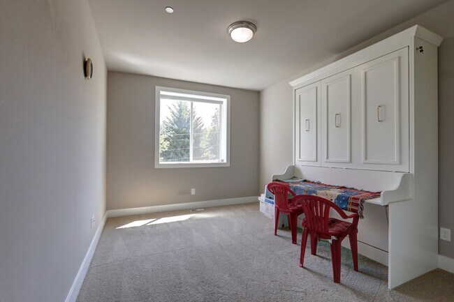 Building Photo - 24396 NE 27th Pl