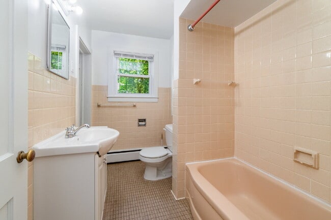 Building Photo - Spacious 3 bedroom home close to Downtown ...