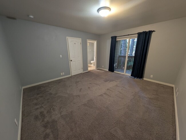 Building Photo - Large 3 Bedroom Corner Unit in The Heart of Gig Harbor! Available Now!