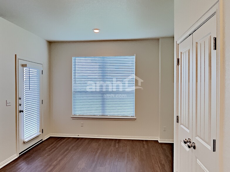 Building Photo - 2705 Lillybrook Ln