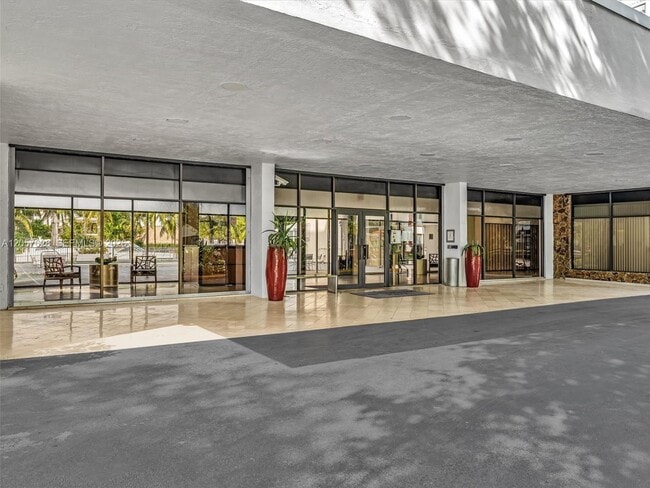Building Photo - 10000 W Bay Harbor Dr