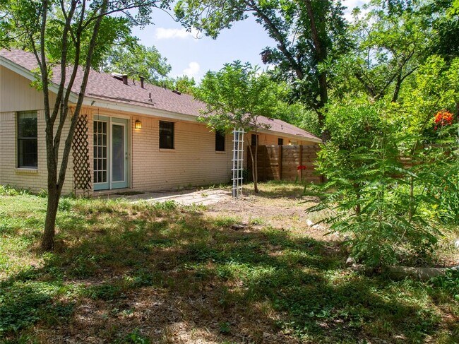 Building Photo - 406 Concho St