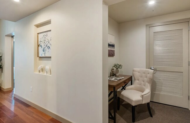 Building Photo - 910 Lenora St