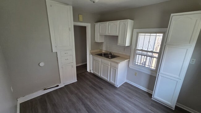 Building Photo - Flexible Layout - Upstairs Space Includes Air Conditioning!