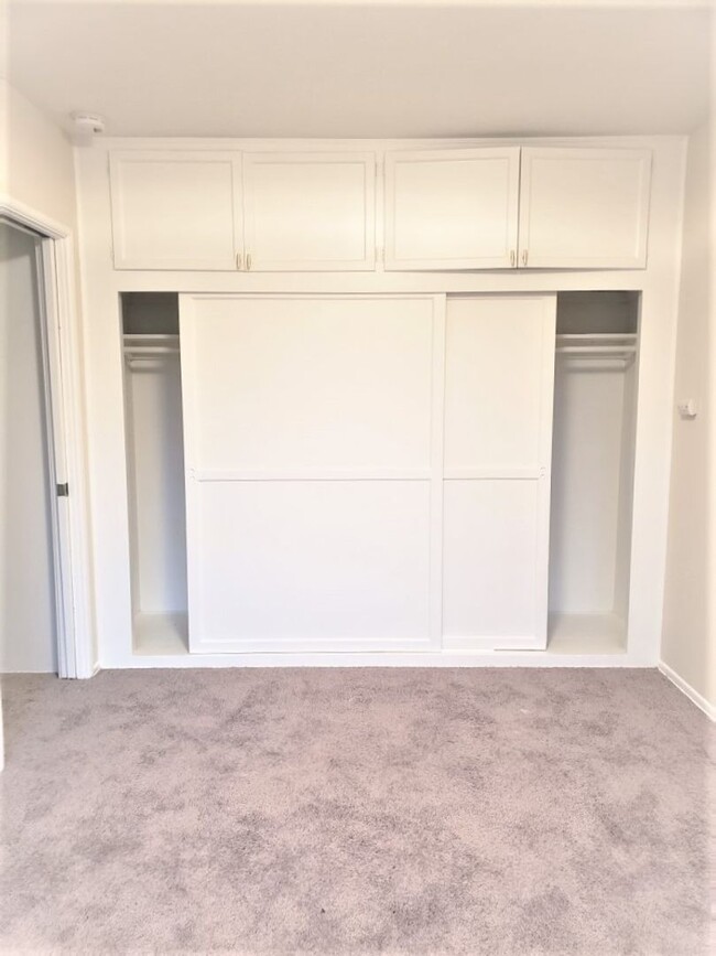 Building Photo - SUNNY TWO BEDROOM ONE BATH Apartment ***